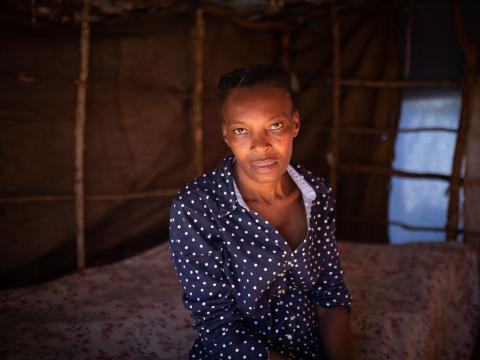 Portrait d'une femme ayant perdu sa maison lors du séisme dans un camp de déplacés internes.