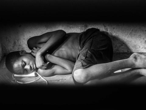 Un jeune dort sur le sol d'un centre d'accueil pour enfants des rues. ​​​​​​​Cotonou, Bénin - 2013