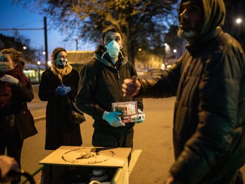 Un groupe de jeunes bénévoles effectue une maraude pour distribuer de la nourriture aux SDF durant le premier confinement dû à l'épidémie de Covid-19 Nantes, France - Mars 2020