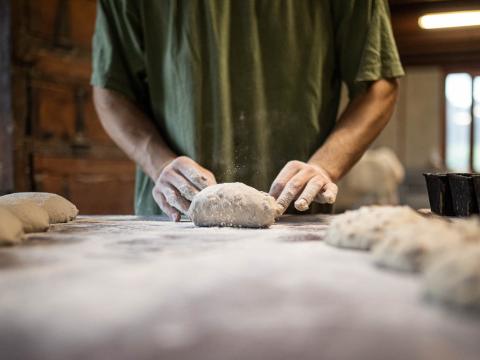 Julien Berlie, paysan-boulanger, prépare des pâtons dans son fournil Sarzeau, France - 2020