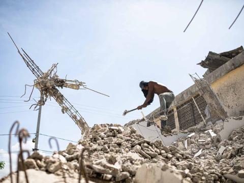 Un homme finit d’abattre les décombres d’un immeuble qui s’est effondré durant le séisme. Les Cayes, Haïti - Septembre 2021