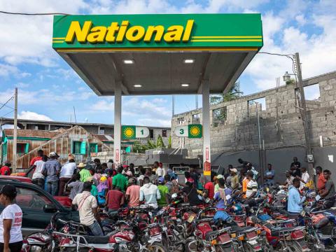Des conducteurs de moto-taxi sont rassemblés devant une station essence qui vient d’être ravitaillée. Les pénuries sont régulières depuis le séisme et l’approvisionnement en essence est particulièrement touché. Jeremie, Haïti. Septembre 2021.