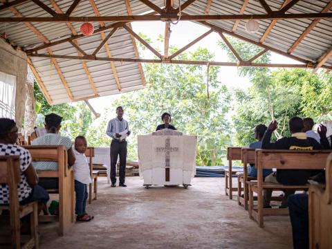 Des paroissiens assistent à une messe dans une église partiellement détruite. Camp Perrin, Haïti. Septembre 2021.