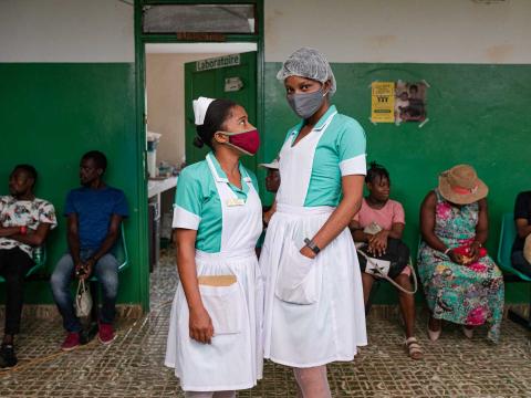 Deux infirmières en formation dans un centre de santé lourdement impacté par le séisme. Moron, Haïti - Septembre 2021