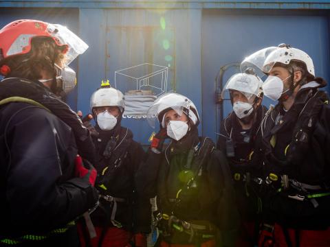 Jérémie (gauche), responsable des sauvetages, briefe son équipe avant leur intervention alors qu’une embarcation en danger vient d’être repérée. Méditerranée Centrale. Mars 2021