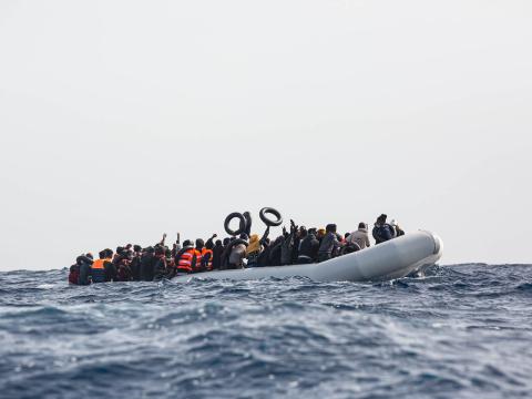 Une embarcation surchargée avec 106 personnes à son bord est approchée par les rhibs de l’Ocean Viking. Méditerranée Centrale. Mars 2021
