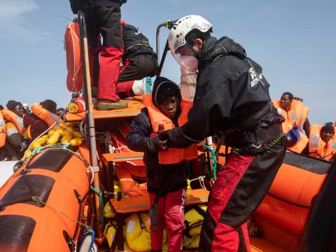 Une embarcation surchargée avec 106 personnes à son bord est approchée par les rhibs de l’Ocean Viking. Méditerranée Centrale. Mars 2021