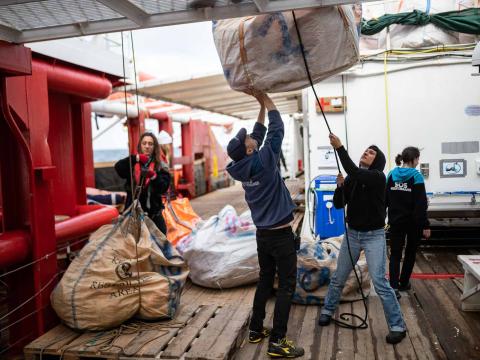 Des membres de l’équipe de recherche et de sauvetage préparent les gilets de sauvetage qui serviront durant les opérations de secours. Méditerranée Centrale. Mars 2021