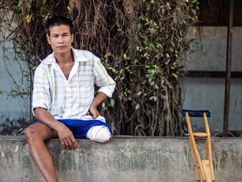 Un homme ayant perdu sa jambe à cause d'une mine attend avant une consultation médicale Mae Sot, Thaïlande - 2014