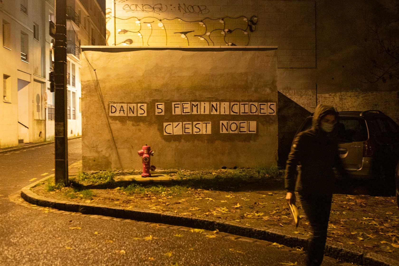 Une militante féministe s'éloigne d'un collage qu'elle vient d'effectuer Nantes, France - 2020