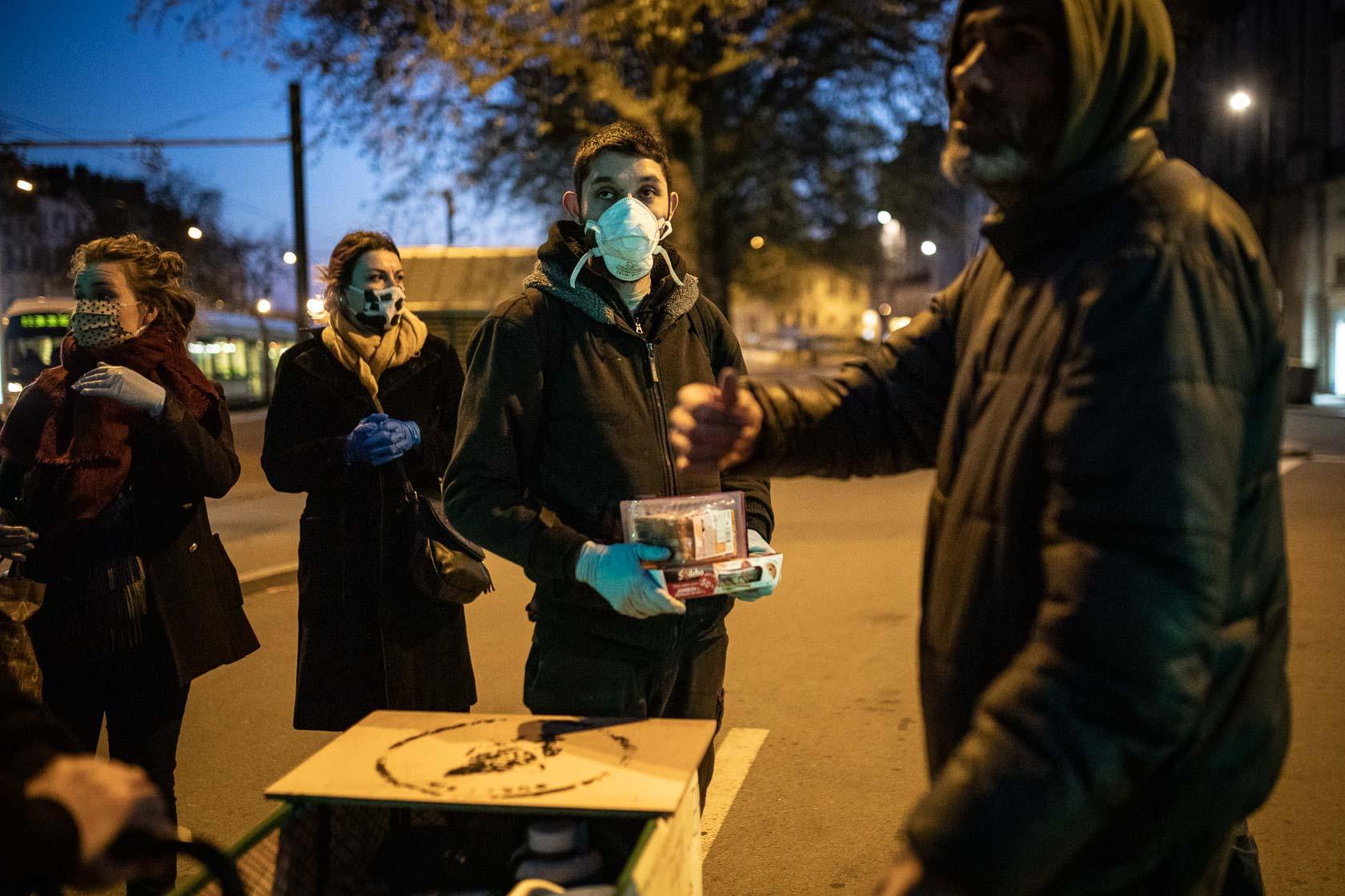Un groupe de jeunes bénévoles effectue une maraude pour distribuer de la nourriture aux SDF durant le premier confinement dû à l'épidémie de Covid-19 Nantes, France - Mars 2020