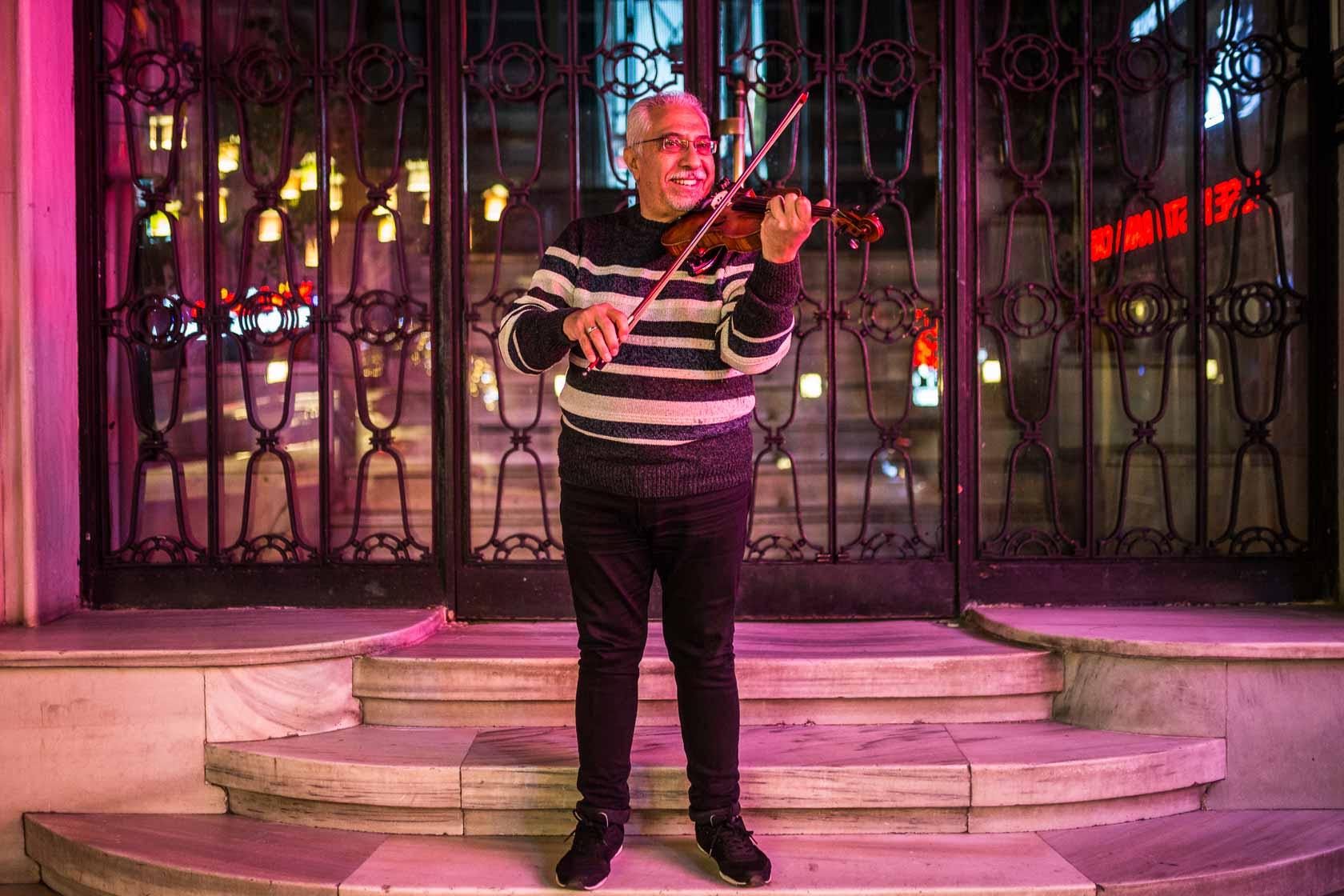 Munzar, musicien syrien en exil. ​​​​​​​Istanbul, Turquie - 2018