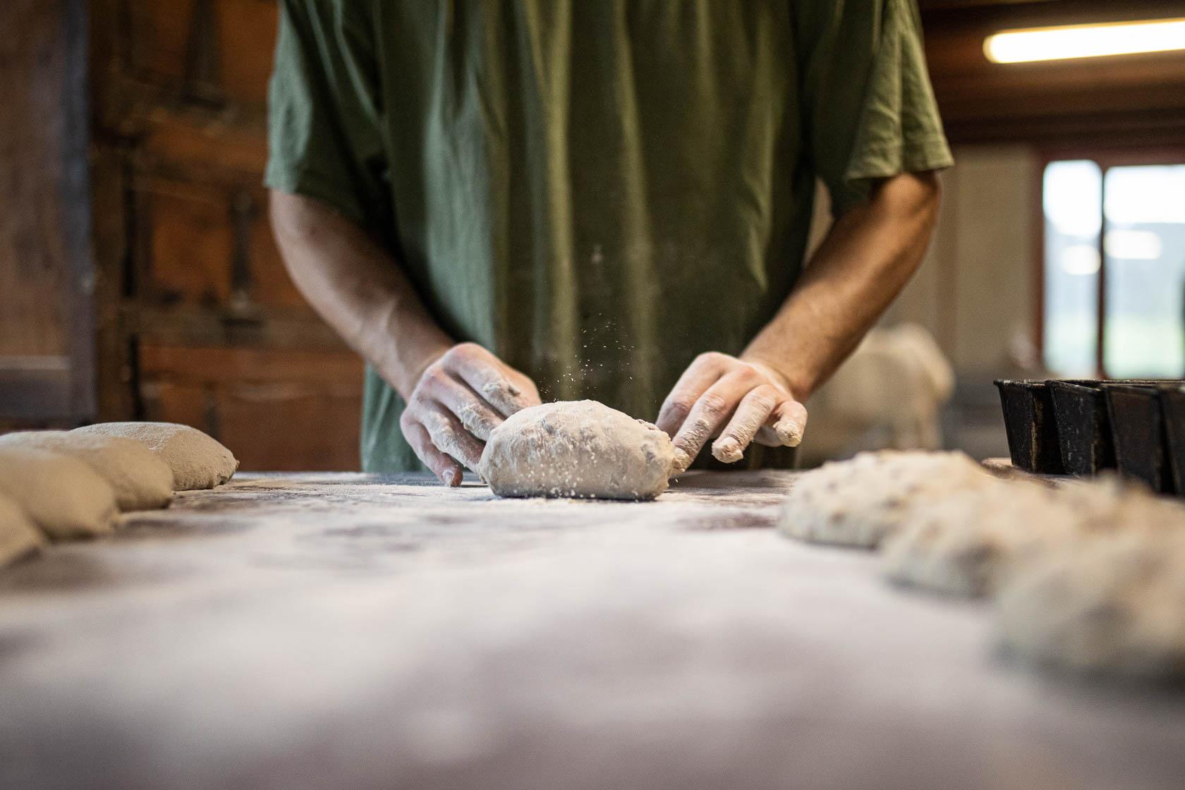 Julien Berlie, paysan-boulanger, prépare des pâtons dans son fournil Sarzeau, France - 2020