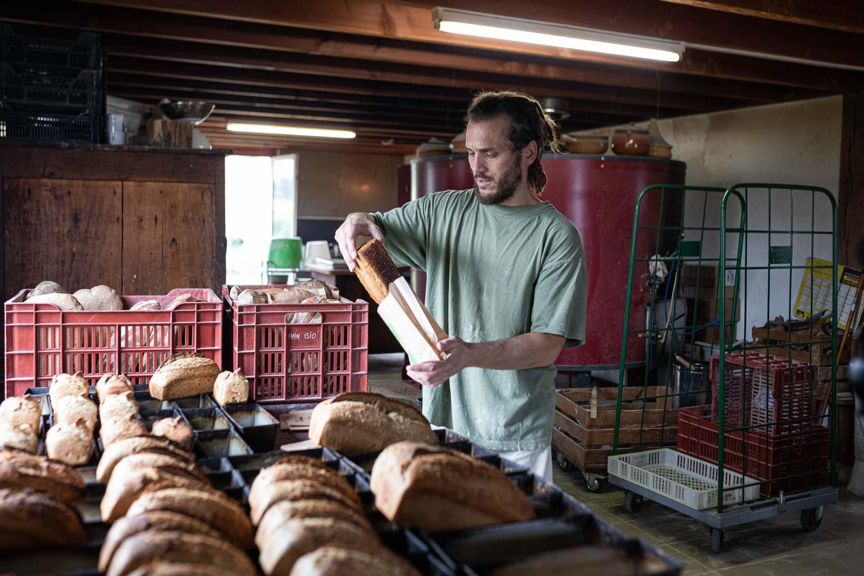 Julien prépare les commandes de pain qu'il distribuera en vente directe et dans un magasin de producteurs Sarzeau, France - 2020