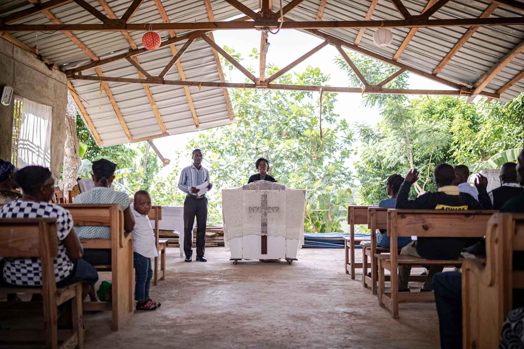 Des paroissiens assistent à une messe dans une église partiellement détruite. Camp Perrin, Haïti. Septembre 2021.