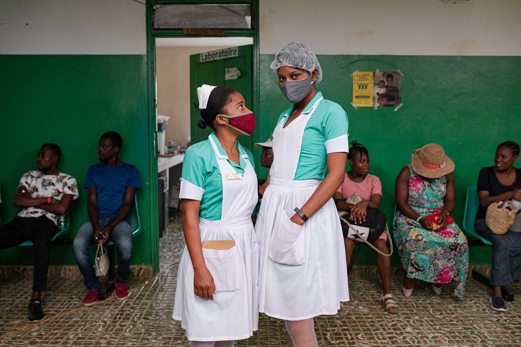 Deux infirmières en formation dans un centre de santé lourdement impacté par le séisme. Moron, Haïti - Septembre 2021