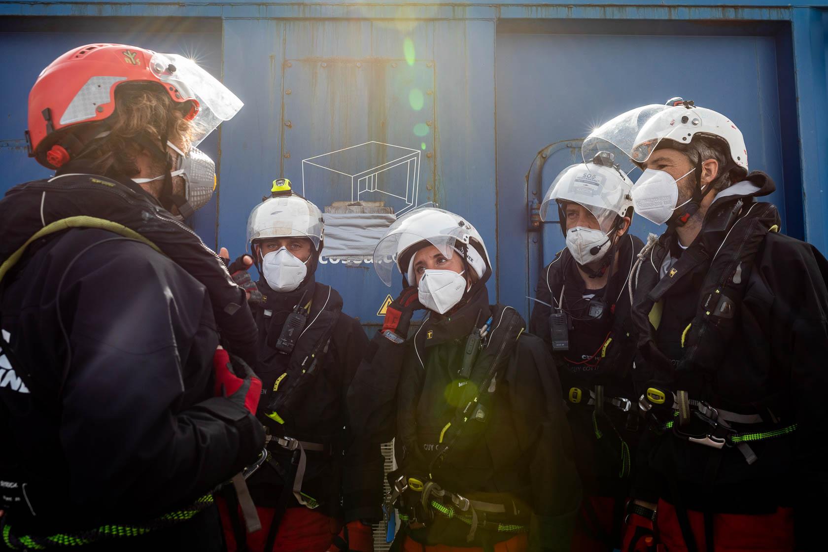 Jérémie (gauche), responsable des sauvetages, briefe son équipe avant leur intervention alors qu’une embarcation en danger vient d’être repérée. Méditerranée Centrale. Mars 2021