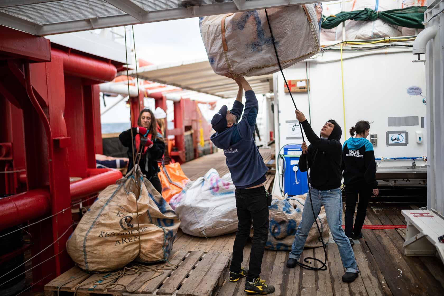 Des membres de l’équipe de recherche et de sauvetage préparent les gilets de sauvetage qui serviront durant les opérations de secours. Méditerranée Centrale. Mars 2021