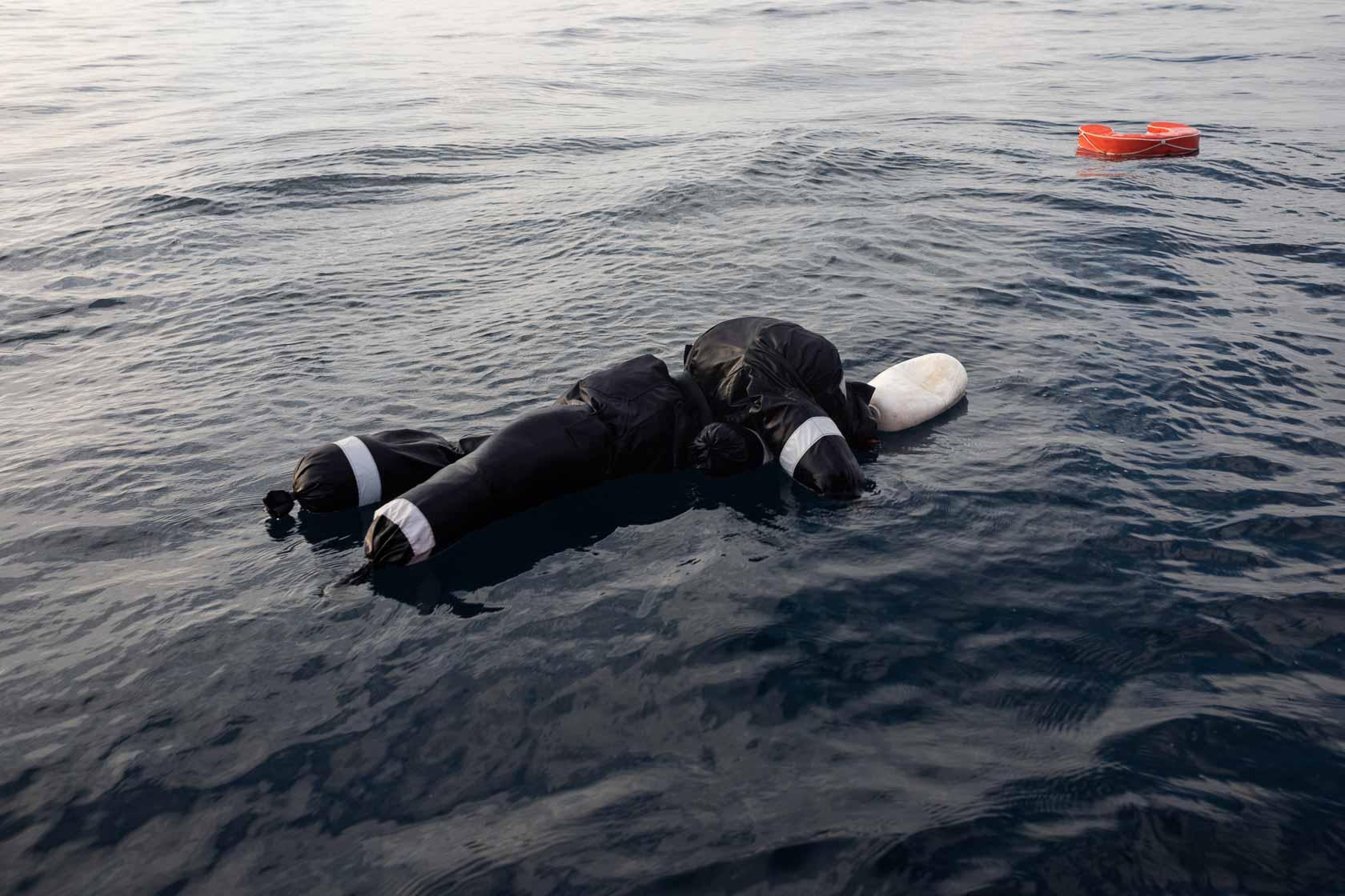 Un mannequin flotte à proximité d'une bouée durant un entraînement . Méditerranée Centrale. Mars 2021