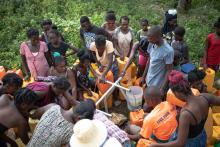 Des habitants de la commune de Camp Perrin vont s’approvisionner en eau dans un stock mis en place par une ONG. Camp Perrin, Haïti. Septembre 2021.