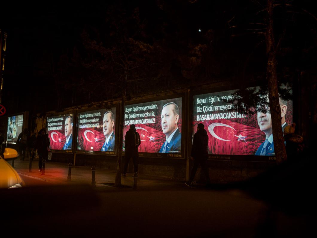 Des affiches à l'effigie d'Edogan dans une rue d'Istanbul