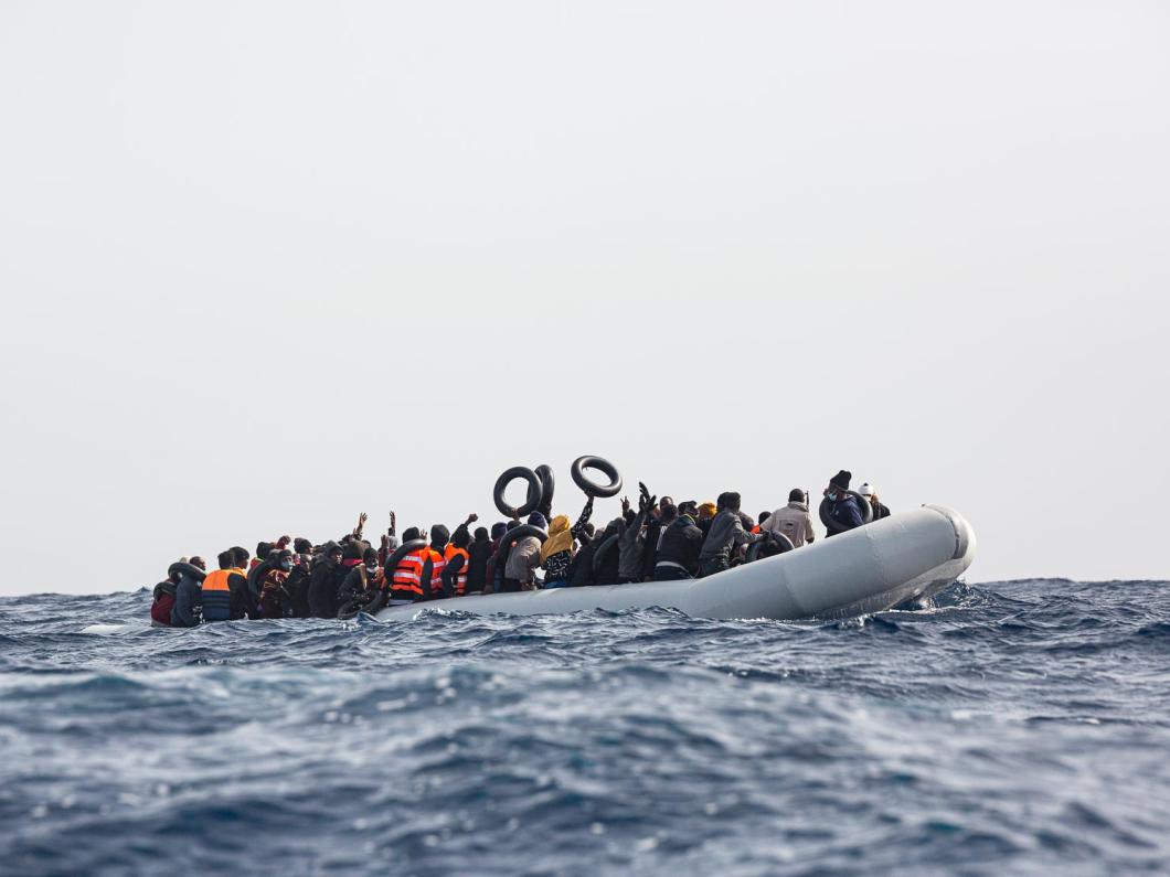 Une embarcation surchargée avec à son bord plus de 100 personnes.